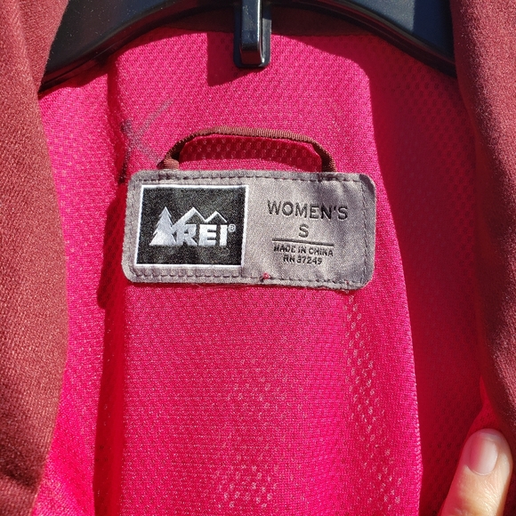 REI E1 Elements long bugandy rain coat - Picture 5 of 13